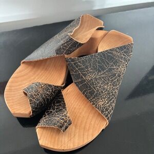 Cydwoq Womens Crackled Black Leather Wood Platform Toe Loop Sandals Size 39